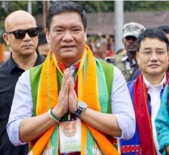 अरुणाचल प्रदेश में भाजपा को लगातार दूसरी बार सत्ता में लाने वाले और प्रदेश में फिर कमल खिलाने वाले सीएम पेमा खांडू को राजनीति विरासत में ही मिली है। उनके पिता दोरजी खांडू अरुणाचल प्रदेश के पूर्व मुख्यमंत्री रह चुके हैं। 