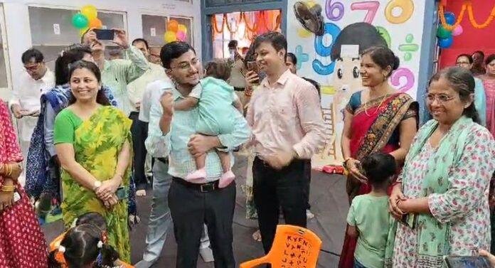 मुजफ्फरपुर: पालना घर - मुजफ्फरपुर समाहरणालय में काम करने वाली महिला कर्मचारियों के छोटे बच्चे अब उन्हें काम करते वक्त परेशान नहीं करेंगे और न ही अब उन्हें अपने छोटे बच्चे की चिंता नहीं सताएगी।