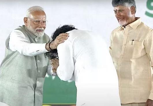 Again In Power : चौथी बार आंध्र प्रदेश के सीएम बने चंद्रबाबू नायडू, पीएम मोदी भी रहे मौजूद शपथ ग्रहण समारोह में पीएम मोदी ने पवन कल्याण से मुलाकात के दौरान उनकी पीठ थपथपाई।