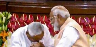 Emotions in Politics मुख्यमंत्री नीतीश कुमार ने चार बार कहा कि वो हमेशा साथ रहेंगे। भाषण खत्म होने के बाद उन्होंने पीएम मोदी के पैर भी छुए।