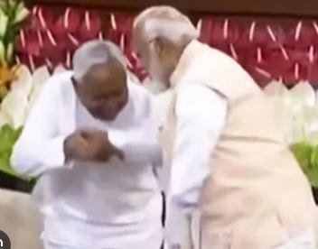 भावावेश में नीतीश कुमार ने पीएम मोदी के पैर छुए और अपने संबोधन में उनके चार बार बोले - 'साथ रहेंगे'।