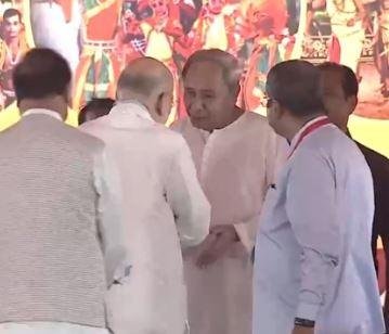 ओडिशा के सीएम के शपथ ग्रहण समारोह से लोकतंत्र की एक बेहद खूबसूरत तस्वीर सामने आई, जब ओडिशा के पूर्व मुख्यमंत्री नवीन पटनायक मंच पर पहुंचे और भाजपा के दिग्गज नेताओं ने उनका स्वागत किया। 