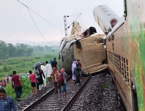 हादसे में 15 लोगों की मौत हो गई और 60 से ज्यादा घायल हुए हैं। गैस कटर से क्षतिग्रस्त बोगियों को काटकर घायलों को बाहर निकाला गया और उत्तर बंगाल अस्पताल में इलाज के लिए भेजा गया।