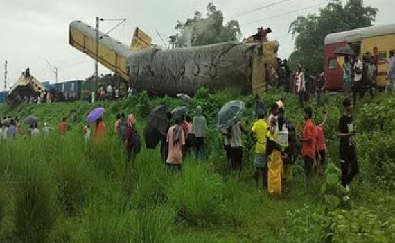 Kanchanjungha Express Accident Update दार्जिलिंग के पास सोमवार सुबह करीब पौने 9 बजे हो रही बारिश के दौरान भयंकर ट्रेन हादसा हुआ