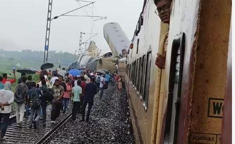 Railway Minister On The Spot : कंचनजंगा एक्सप्रेस हादसास्थल पहुंचे रेल मंत्री, हो रही जांच कि लोको पायलट की गलती या फिर सिग्नल ने ली जान सड़क से घटनास्थल तक पहुंचने के लिए रेल मंत्री अश्विनी वैष्णव ने बाइक का सहारा लिया और मौके पर पहुंचे।