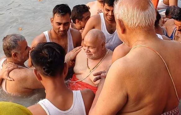 Holy Dip : गंगा दशहरा पर काशी और प्रयागराज से लेकर हरिद्वार तक गंगा में डुबकी लगाने को उमड़े श्रद्धालु रही। तुलसी पीठाधीश्वर स्वामी रामभद्राचार्य महाराज ने भी कनखल में गंगा दशहरा के दिन गंगा स्नान किया