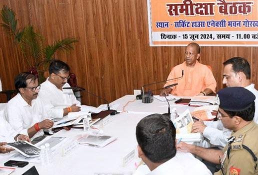 सीएम योगी आदित्यनाथ ने कहा कि समन्वित प्रयासों से जापानी इंसेफेलाइटिस (जेई) और एक्यूट इंसेफेलाइटिस सिंड्रोम (एईएस) पर नियंत्रण प्राप्त कर लिया गया है। तैयारी ऐसी बनी रहे कि आगामी मानसून सत्र में भी इस पर नकेल कसा रहे। 