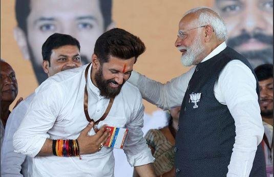 वर्ष 2024 के लिए बिहार में एनडीए की गोटी तय करने से पहले चिराग पासवान को अपने पाले में लिया तो माकूल मौका देख चिराग ने भी देर नहीं की। सीट बंटवारे में एनडीए के घटक दल के तौर पर लोजपा रामबिलास को बिहार में जमुई समेत 5 सीटें मिलीं तो वह खुद अपने पिता की पारंपरिक सीट रही हाजीपुर से मैदान में उतरे।