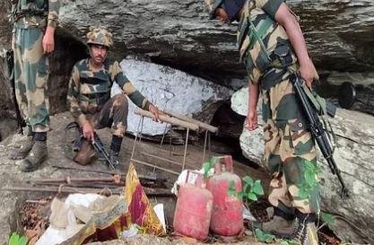 मलकानगिरी पुलिस ने ओड़िसा के रिजर्व फारेस्ट एरिया में चट्टानों के बीच छिपाकर रखे हथियारों के साथ ही विस्फोटक सामग्री को जब्त करते हुए इस तथ्य का खुलासा किया है।