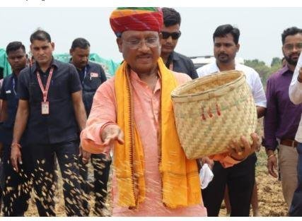 मुख्यमंत्री साय ने खुद धान की बीज को अपने हाथों से खेतों में बिखेरा।
