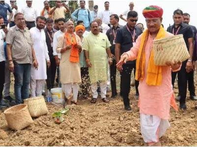 Chhattisgarh CM : धान की बुआई कर बोले सीएम विष्णु देव साय - कृषि आधारित रोजगार को देंगे बढ़ावा किया। पारंपरिक वस्त्र और पगड़ी पहने हुए मुख्यमंत्री ने किसानों से संपर्क स्थापित किया और उनकी समस्याओं के प्रति अपने संवेदनशीलता जाहिर की। उन्होंने अपने खेतों में बीज छिड़काव से पहले पारंपरिक पूजा-अर्चना भी की