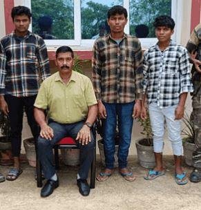 Chhattisgarh : पुलिस ने किया खुलासा - मलकानगिरी के पहाड़ो में छिप रहे नक्सली साउथ बस्तर डिविजन के तीन नक्सलियों ने मलकानगिरी में एसपी के समक्ष आत्मसमर्पण कर दिया है