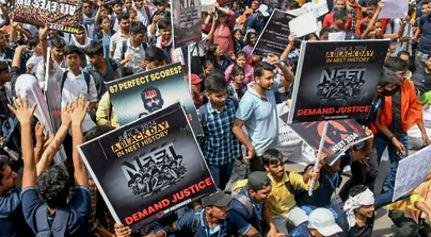 आंदोलन कर रहे छात्रों को केंद्रीय मंत्री ने आश्वस्त किया है कि मामले में जो भी दोषी होगा, उसके खिलाफ सख्त कार्रवाई की जाएगी।