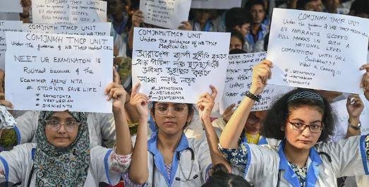 देश में मेडिकल के स्नातक पाठ्यक्रम में दाखिले के लिए होने वाली नीट परीक्षा को लेकर इस साल उपजे और लगातार तूल पकड़ते विवाद में केंद्रीय शिक्षा मंत्री धर्मेद्र प्रधान ने आज छात्रों से मुलाकात की और कहा कि उनके करियर का पूरा ख्याल रखा जाएगा।