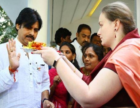 उप मुख्यमंत्री बने पवन कल्याण के सियासी सफर के मौजूदा चटख स्वरूप के पीछे उनकी रूसी पत्नी का बड़ा हाथ माना जा रहा है।