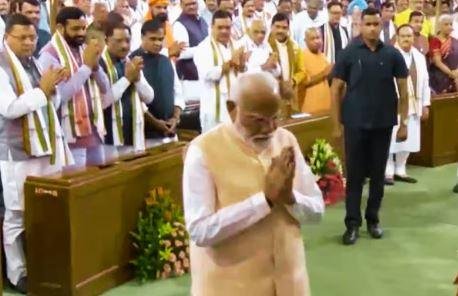 पीएम मोदी ने आगे कहा कहा, 'जब 1 जून को मतदान प्रक्रिया पूरी हुई और 4 जून को नतीजे आए। उसके बीच योजनाबद्ध तरीके से देश को हिंसा की आग में झोंकने का काम हुआ। आप पहले भारत की लोकतंत्र व्यवस्था का अनादर करते हैं, फिर आग लगाने की बात करते हैं। उन्होंने लगातार देश को बांटने का प्रयास किया। ये नतीजे एनडीए की महाविजय है।