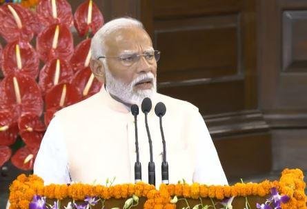 विपक्ष को एनडीए की बैठक में पीएम ने सुनाई खरी-खोटी और बोले - हम हारे कहां से भाई, ये एनडीए की महाविजय। राष्ट्रीय जनतांत्रिक गठबंधन (राजग) का नेता चुने जाने के बाद कार्यवाहक प्रधानमंत्री नरेंद्र मोदी ने शुक्रवार को संसदीय दल को संबोधित किया।