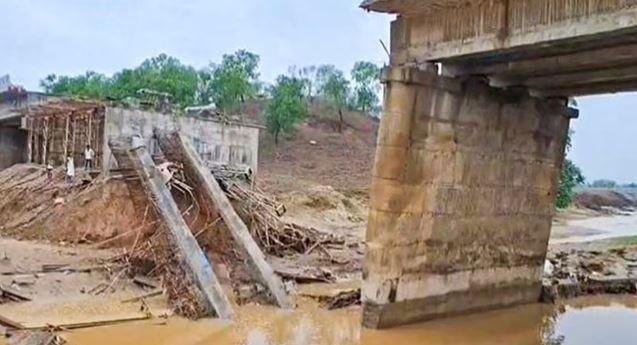 पुल गिरा अरगा नदी