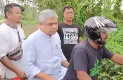 सोमवार सुबह करीब पौने नौ बजे पश्चिम बंगाल के न्यू जलपाईगुड़ी के पास हुए ट्रेन हादसे की जगह पर तीसरे पहर रेल मंत्री अश्विनी वैष्णव पहुंचे।