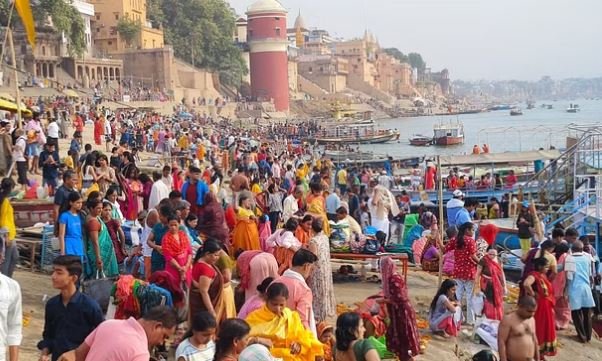 Holy Dip : रविवार को गंगा दशहरा के मौके पर मोक्षदायिनी नगरी काशी से लेकर संगम नगरी प्रयागराज और उत्तराखंड के हरिद्वार में गंगा घाटों पर भी बड़ी संख्या में श्रद्धालु पहुंचे और लगातार उनके पहुंचने का क्रम बना हुआ है।