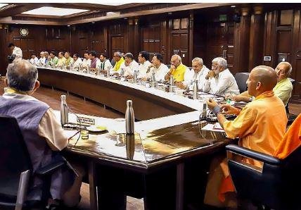 सीएम योगी कैबिनेट मंत्रियों को दो टूक निर्देश देते हुए सीएम योगी आदित्यनाथ ने शनिवार को कैबिनेट की बैठक कहा कि वीआईपी कल्चर से बचें और जनता की समस्याओं का तुरंत समाधान करें।