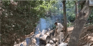 Saraikela Kharsawan जिला उत्पाद विभाग की बड़ी कार्रवाई RIT थाना क्षेत्र में अवैध शराब भट्ठियों को किया ध्वस्त