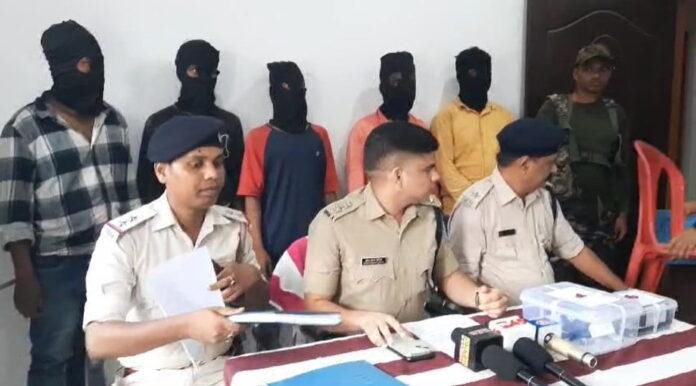 Chandil : कलाकार से 10 लाख रंगदारी मांगने वाले 5 आरोपी गिरफ्तार