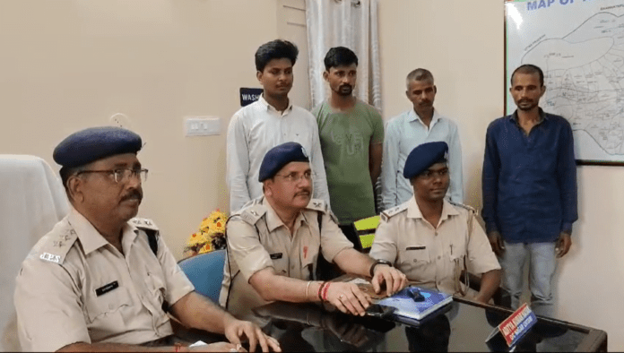 Garhwa : प्रेमी जोड़े की बेरहमी से पिटाई, वायरल वीडियो, चार गिरफ्तार