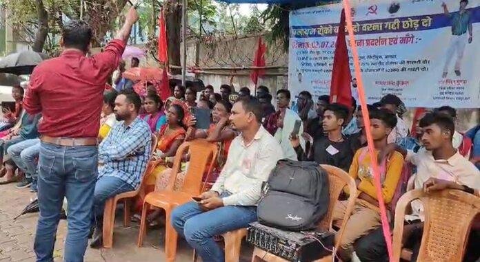 पुराने डीसी ऑफिस के सामने झारखंड जेनरल कामगार यूनियन के बैनर तले धरना
