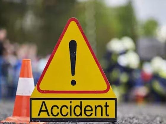 SUV ट्रक से टकराई, दारोगा समेत 4 घायल