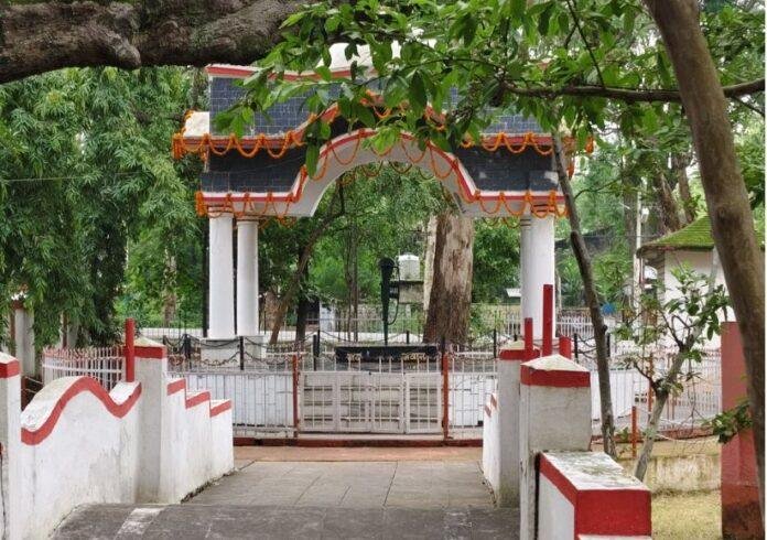 कारगिल दिवस के दिन शहीद स्मारक में पसरी गंदगी को हजारीबाग यूथ विंग के द्वारा किया गया साफ सफाई