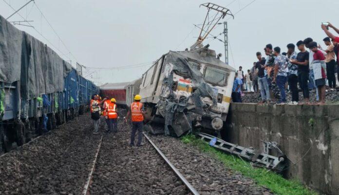 राजखरसावां और बड़ाबांबू स्टेशनों के बीच हावड़ा-मुंबई मेल के पटरी से उतरने से हादसा हुआ