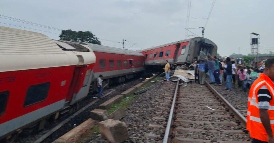 बॉम्बे हावड़ा मेल दुर्घटनाग्रस्त:2 पुरुष यात्रियों के मृत्यु होने की पुष्टि