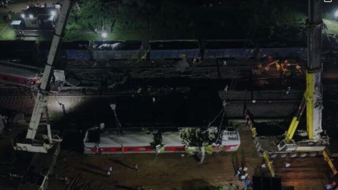 मेल एक्सप्रेस हादसे के 30 घंटे बाद भी नहीं शुरू हुआ रेल परिचालन, हावड़ा मुंबई मुख्य रेल मार्ग अब भी बाधित, रात भर चला बचाव राहत का काम