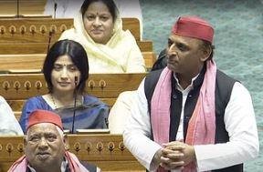 मंगलवार को अपने संबोधन में समाजवादी पार्टी (सपा) प्रमुख अखिलेश यादव ने सधे अंदाज में व्यंग्य बाण चलाते हुए सत्ताधारी एनडीए और भाजपा पर जमकर हमला बोला।