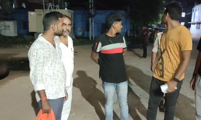 पंखे की कुंडी से लटका मिला प्राइवेट गार्ड का शव पंखे की कुंडी से लटका मिला प्राइवेट गार्ड का शव