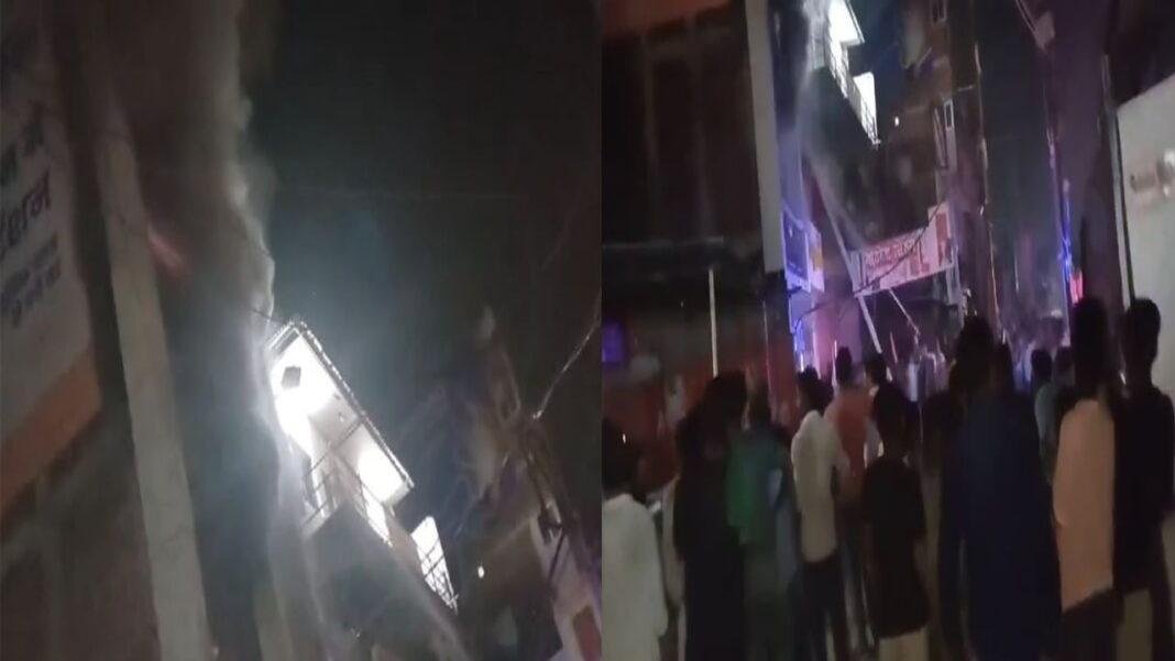 कपड़ा दुकान में लगी भीषण आग, लाखों की संपत्ति जलकर खाक