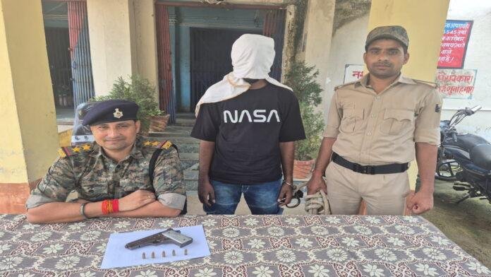 एक युवक को जुलूस के दौरान तमंचा लहराना पड़ा महंगा, कारतूस के साथ गिरफ्तार