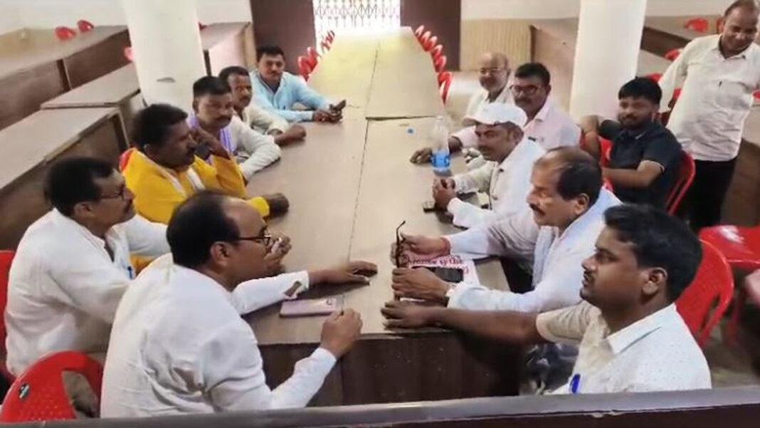 मुखिया संघ ने सोलर लाइट के संबंध में प्रखंड विकास पदाधिकारी को दिया ज्ञापन