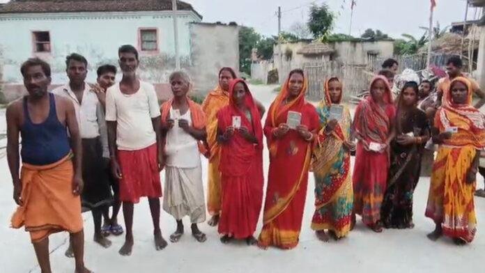 मझौलिया गोदाम से समय पर राशन नहीं मिलने को लेकर लोगों का प्रदर्शन