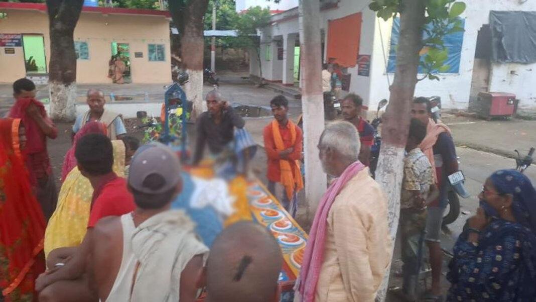 ठनका गिरने से व्यक्ति की मौत, पत्नी के सामने पति ने तोड़ा दम