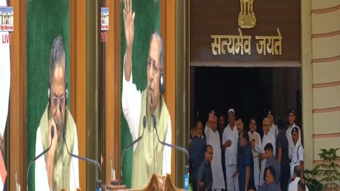 मॉनसून सत्र : सदन की कार्यवाही शुरू, विपक्ष के विधायक बेल में आकर कर रहे हैं हंगामा