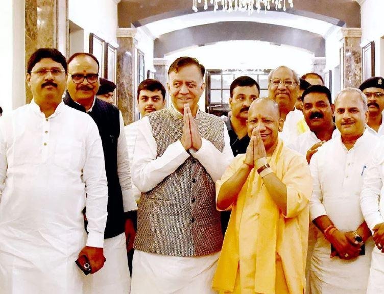 विधानसभा परिसर में स्पीकर सतीश महाना संग सीएम योगी आदित्यनाथ।