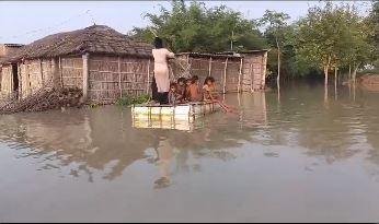 गंडक में आई  बाढ़ से घिरे एक गांव में लोगों ने आवाजाही को बनाई जुगाड़ वाली नाव