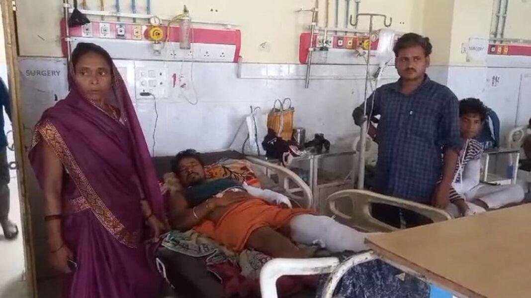 विवाद में दबंगों ने टांगी से काटा युवक का हाथ और पैर