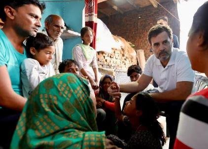 लोकसभा के नेता प्रतिपक्ष और कांग्रेस सांसद राहुल गांधी शुक्रवार को हाथरस की भगदड़ में जान गंवाने वाले पीड़ितों के घर पहुंचे। उन्होंने मृतकों के परिजनों से मुलाकात की और उन्हें सांत्वना दी। 