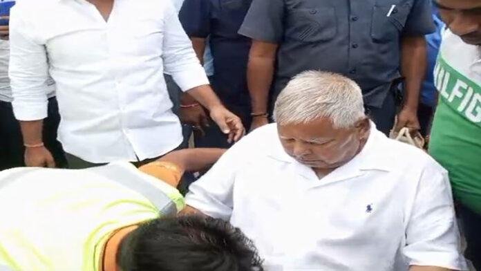 दिल्ली से पटना पहुंचे लालू, बजट को लेकर मुख्यमंत्री पर बरसे, कहा- नीतीश फेल