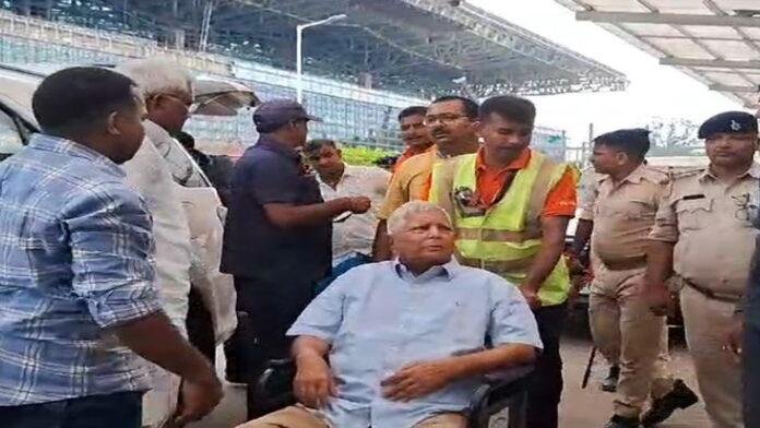 रुटीन चेकअप के लिए दिल्ली के लिए रवाना हुए लालू, कहा- नीतीश दें इस्तीफा