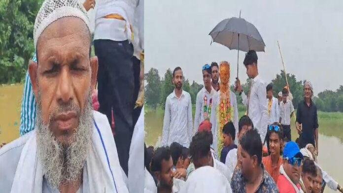 नाव पर सवार होके शादी करने चले दूल्हा और बाराती