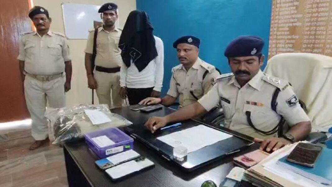 UP के अखिलेश पुलिस की वर्दी का धौंस दिखाने के जुर्म में गिरफ्तार